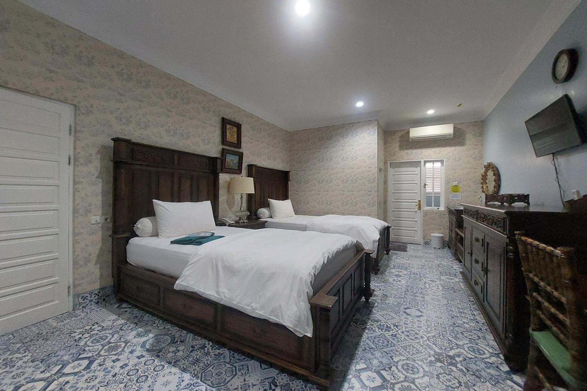 Nonie'S Huis Hotel Medan Exterior photo