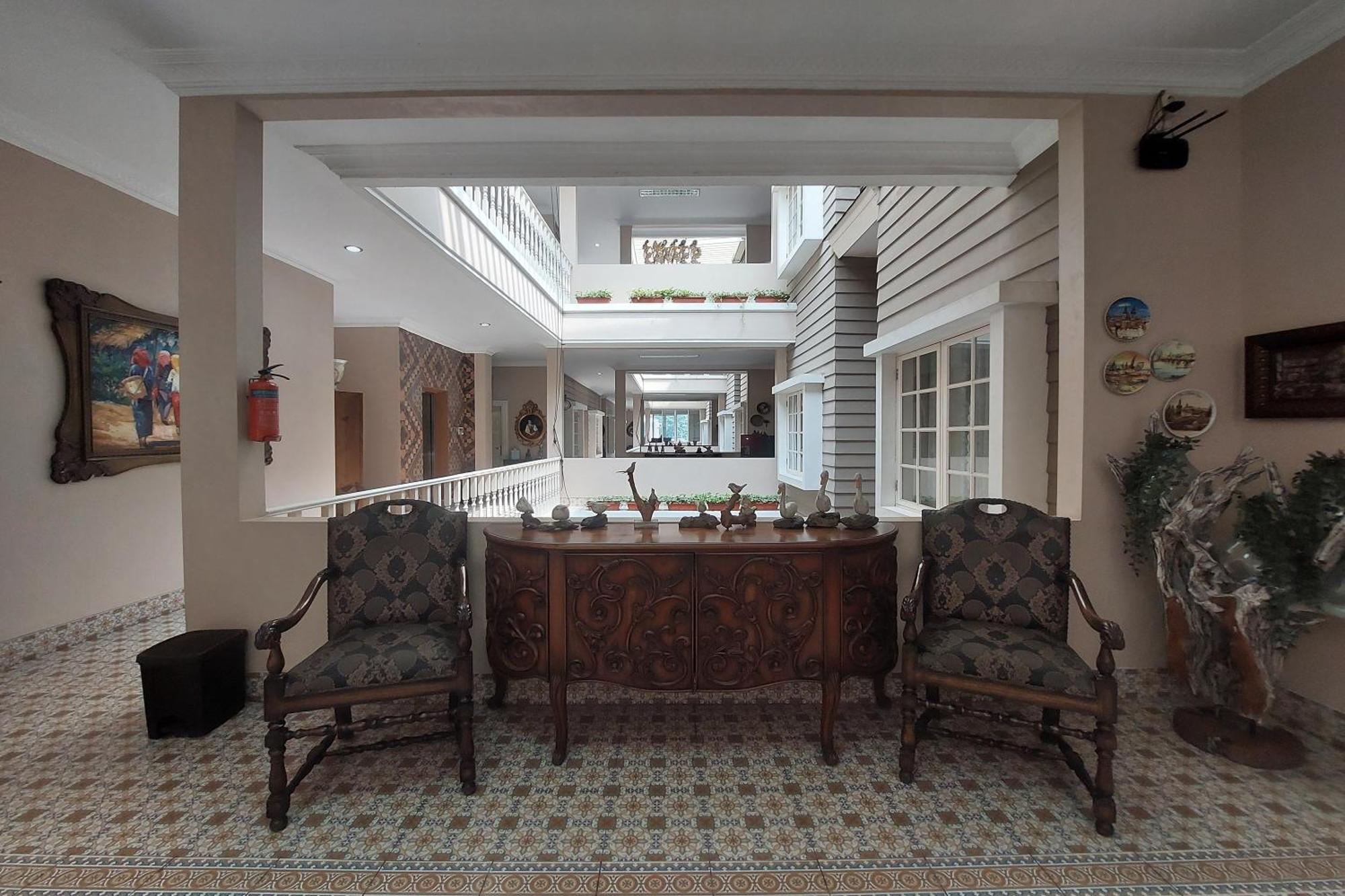 Nonie'S Huis Hotel Medan Exterior photo